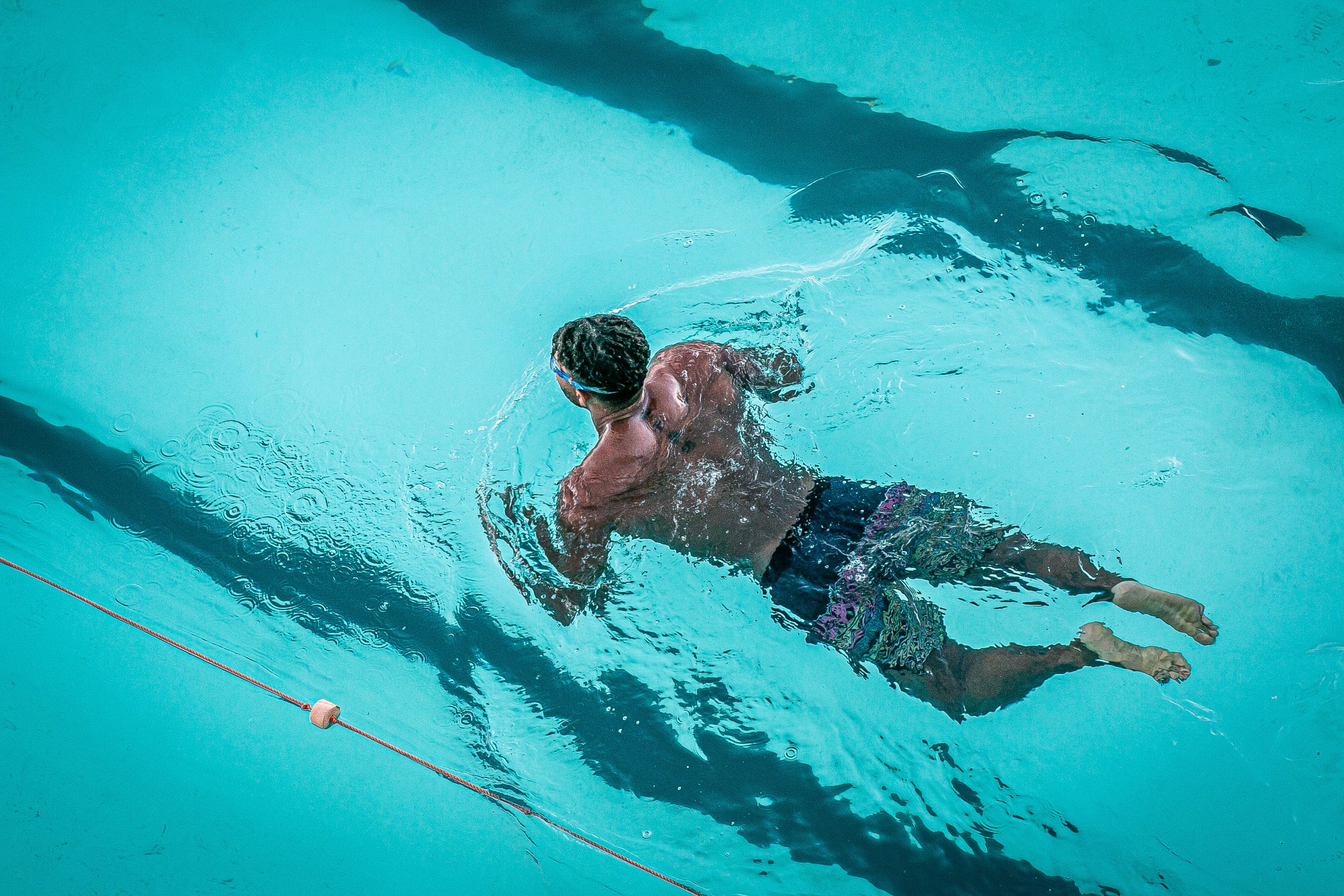 mężczyzna pływający w basenie